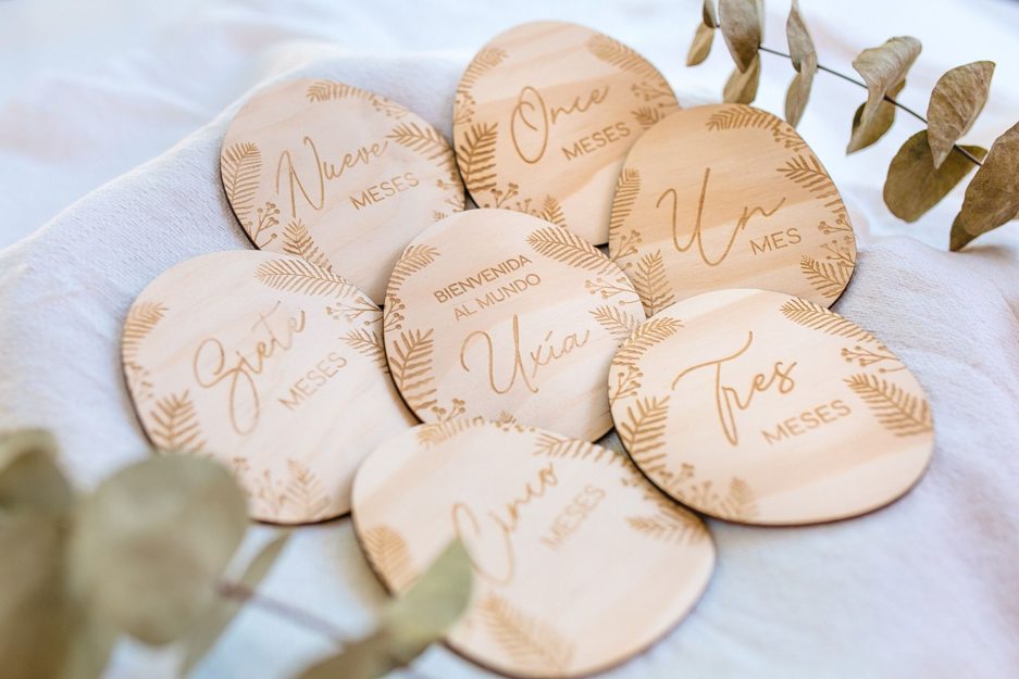 Pack placas cumple mes Organic de madera natural para regalar con grabados a láser