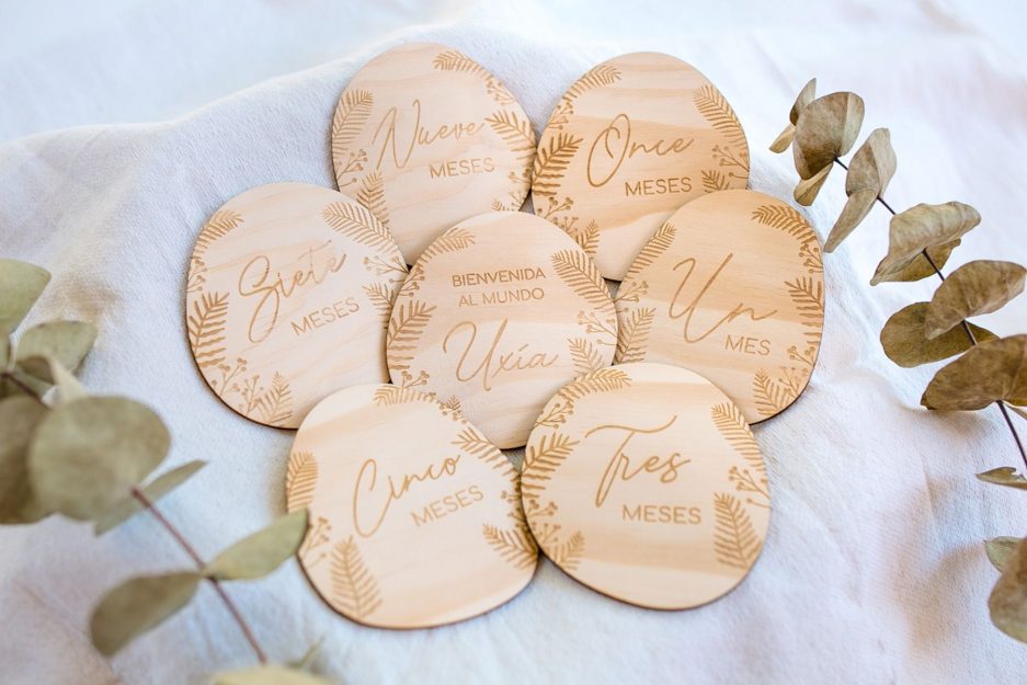 Pack placas cumple mes Organic de madera natural con texto y dibujos grabados