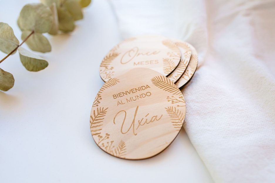 Placas redondas de madera natural cumple mes Organic con texto y dibujo grabados
