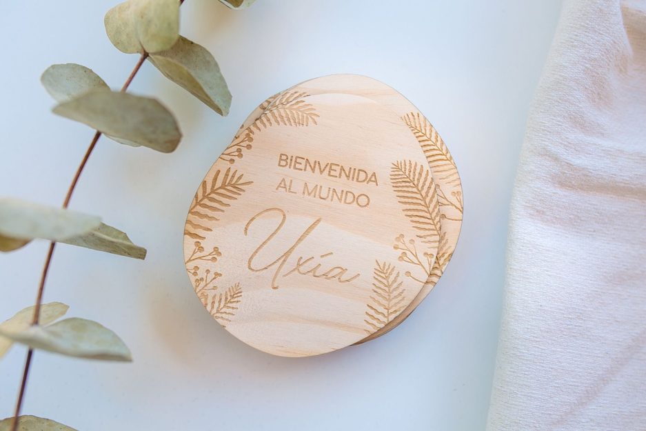 Placas de madera natural redondas para regalar a recién nacidos con dibujos y texto grabados