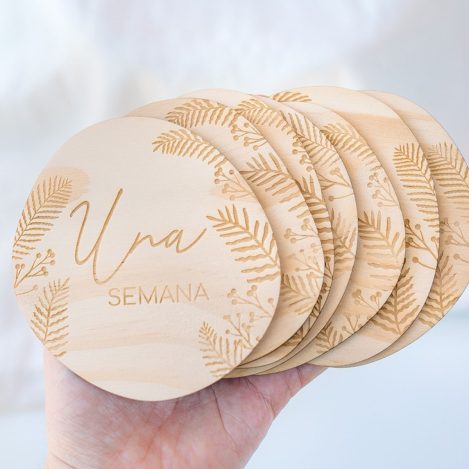 Detalle placas de madera natural grabadas para recién nacido