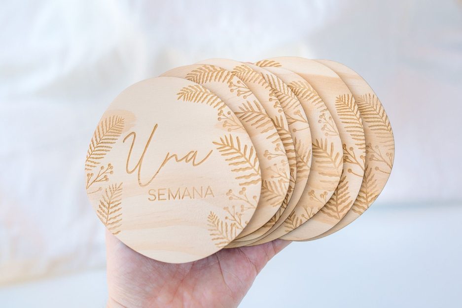 Detalle placas de madera natural grabadas para recién nacido